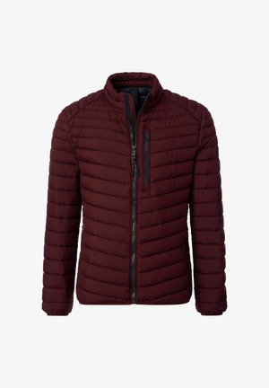 Męska bordowa pikowana kurtka z stojącym kołnierzem, zamek błyskawiczny z przodu oraz kieszenią na zamek na klatce piersiowej, wyeksponowana na białym tle.