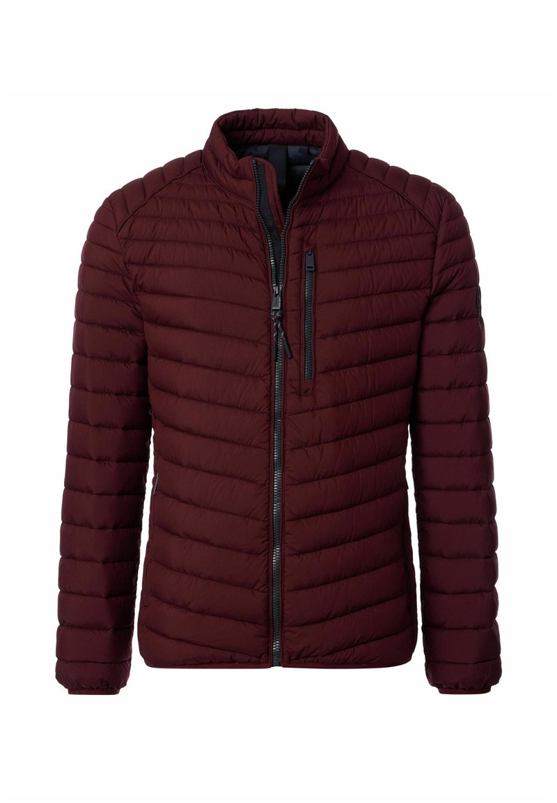 Mænds bordeaux quiltet jakke med ståkrave, frontlynlås og lynlåslomme på brystet, præsenteret på hvid baggrund.
