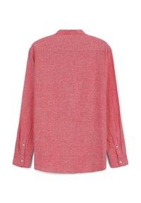 Camicia rossa a maniche lunghe con colletto button-down, realizzata in tessuto texturizzato e con bottoni sui polsini, mostrata dal retro.