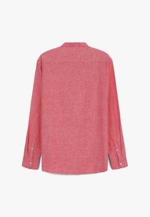 Camicia rossa a maniche lunghe con colletto a bottoni, tessuto liscio e polsini con singolo bottone, con design posteriore semplice.