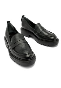 Czarne skórzane loafersy o teksturowanym wykończeniu, zaokrąglonym nosku i grubej gumowej podeszwie. Charakteryzują się przeszytym szwem i podwójnymi akcentami z pasków.