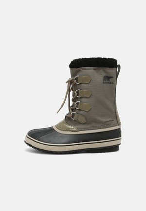 Wodoodporne zimowe buty z zielonym płótnem, czarną gumową powłoką, teksturowanym futerkiem na cholewce i trzema haczykami do zapinania po boku.