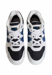 Scarpe da atleta bianche e nere con upper in mesh, dettagli blu, lacci tradizionali e un collare imbottito per il comfort.