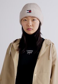 Tommy Jeans HERITAGE BEANIE - Gorro - drifty dunes
