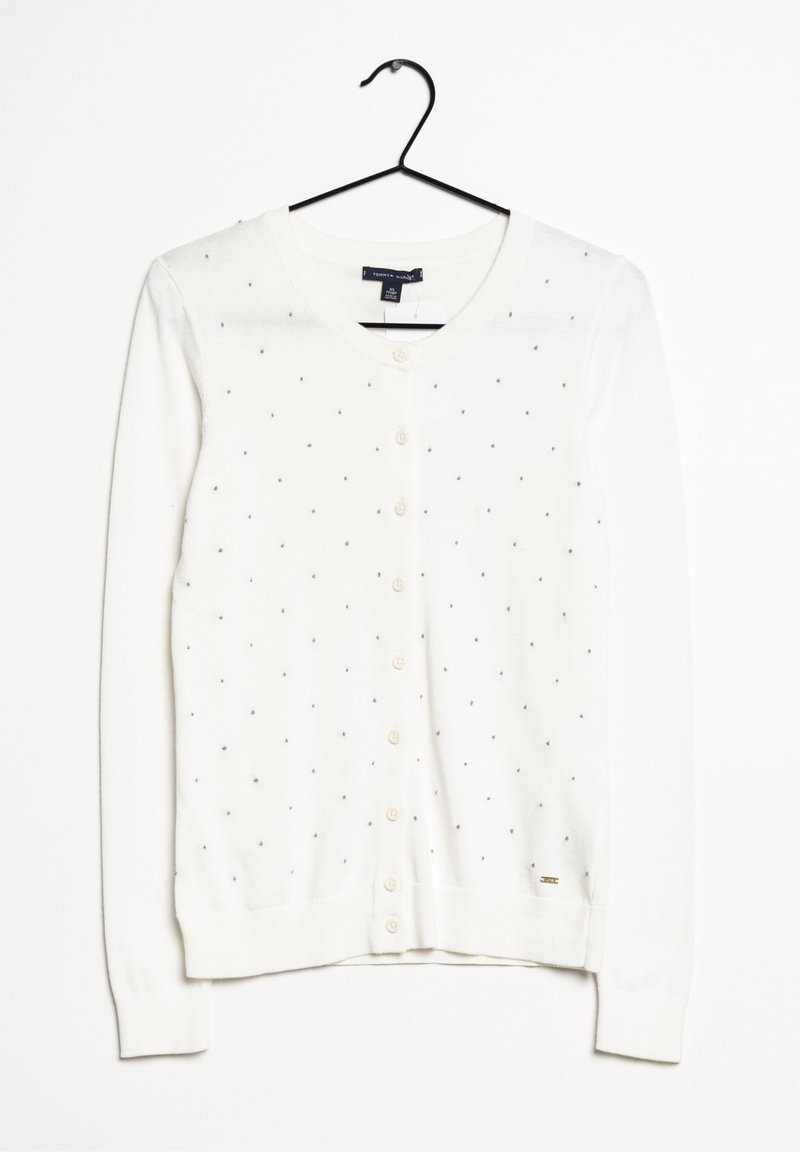Cárdigan blanco con escote en V y mangas largas, con pequeños puntos grises en todo el tejido, seis botones en la parte delantera y puños acanalados.