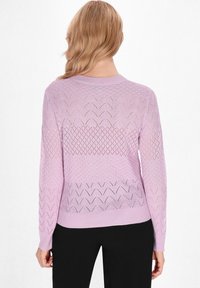 Hellblauer, gestrickter Pullover mit strukturierten Mustern und offener Webart. Rundhalsausschnitt, lange Ärmel und gerippter Saum.
