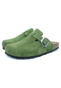 Sabots en suede vert avec une semelle en caoutchouc noir, dotés d'une boucle sur le côté et d'un design à dos ouvert pour un enfilage facile. Texture lisse, silhouette simple.