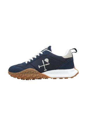 Baskets bleu marine avec lacets blancs, semelle en gomme, semelle intermédiaire blanche, logo latéral avec maillet de polo croisé et casque, et tirette de talon noire.