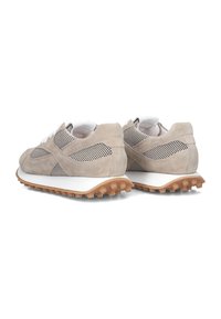 Beige Wildleder- und Mesh-Sneaker mit einer weißen Zwischensohle und Gummilaufsohle mit hervorstehenden Noppen. Rückansicht, die Design und Materialien zeigt.