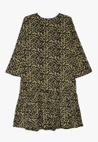 Pitkähihainen, leopardinkuosilla varustettu mekko oliivinvihreänä ja mustana. Mekossa on teksturoitu kangas, kerrostettu helma ja pyöreä pääntie.