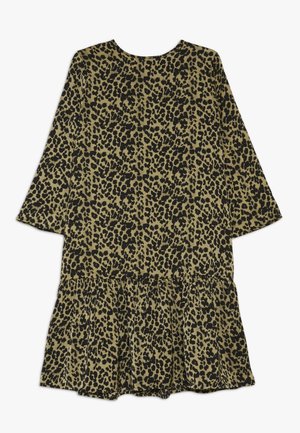 Robe à manches longues en imprimé léopard, dans des tons de vert olive et noir. Elle présente un tissu texturé, une jupe froncée et un col rond.