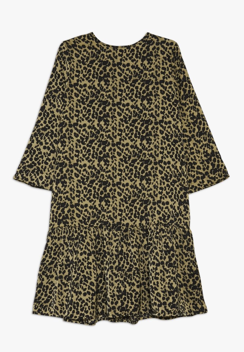 Pitkähihainen, leopardinkuosilla varustettu mekko oliivinvihreänä ja mustana. Mekossa on teksturoitu kangas, kerrostettu helma ja pyöreä pääntie.