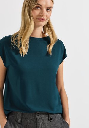 Teal kortmouwtop met een relaxed fit en een ronde halslijn. De gladde textuur complementeert de gestreepte grijze broek.