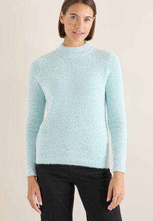 Pull en tricot texturé bleu clair avec un col haut et des manches longues ; ourlet et poignets côtelés ; matière douce ; coupe décontractée.