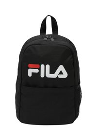 Svart ryggsäck tillverkad av slitstarkt tyg, med en stor vit och röd FILA-logotyp. Inkluderar en mesh-fick på sidan och ett bärhandtag upptill.