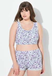 Bílý květinový crop top a šortky se vzorem fialových a černých květin. Lehce látkové s krajkovým lemem na šortkách.