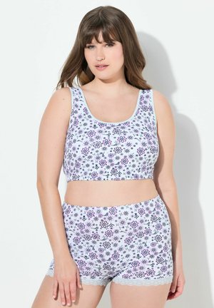 Witte bloemencrop top en short set met een paarse en zwarte bloemenpatroon. Lichtgewicht stof en kantdetail op de shorts.