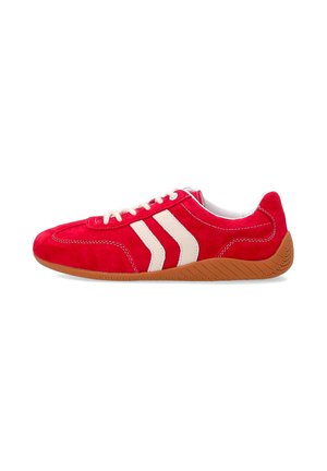 Czerwone zamszowe sneakersy z białymi paskami, gumową podeszwą i białymi sznurowadłami. Posiadają wyściełany kołnierz oraz przeszycia wzdłuż boków.