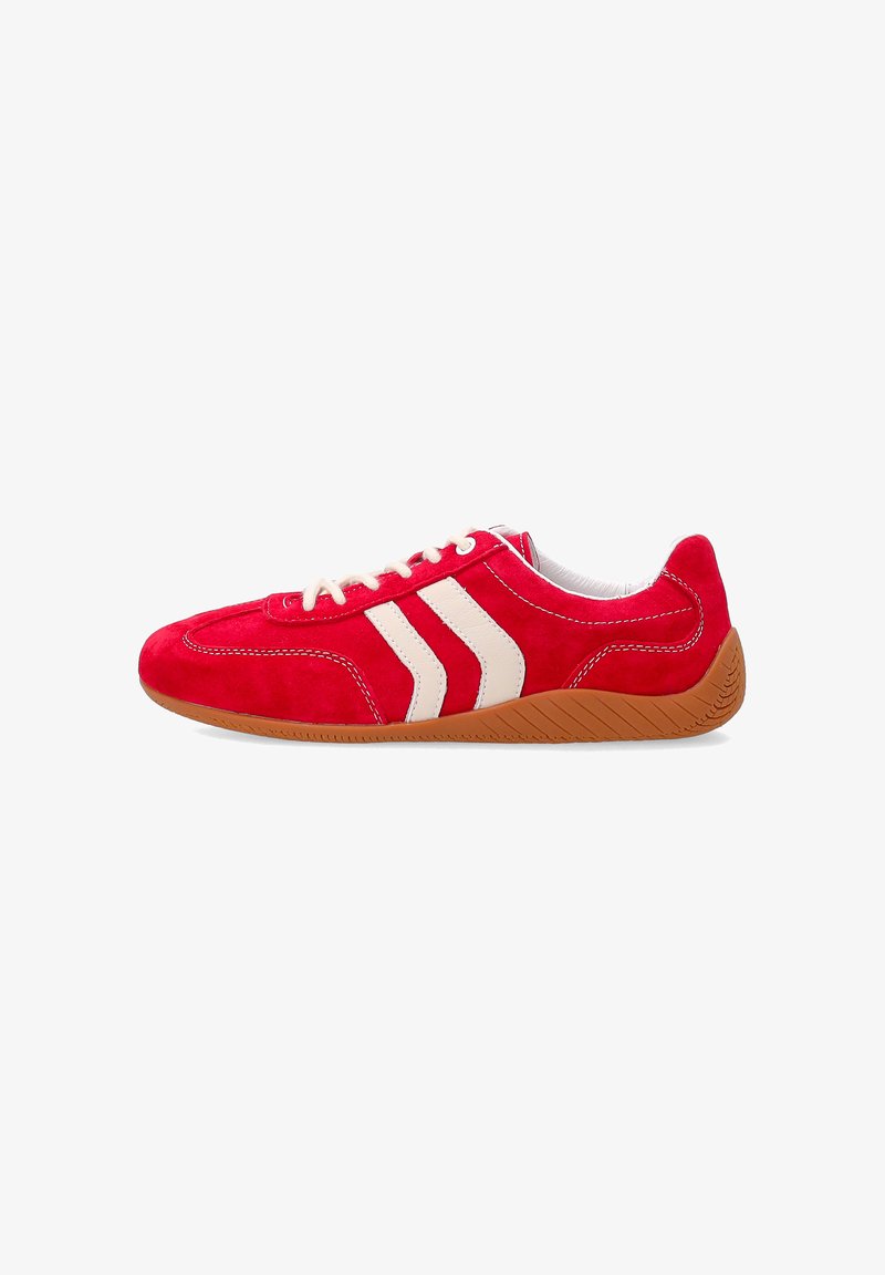 Røde ruskinds sneakers med hvide striber, gummisål og hvide snørebånd. Har polstret krave og syede detaljer langs siderne.