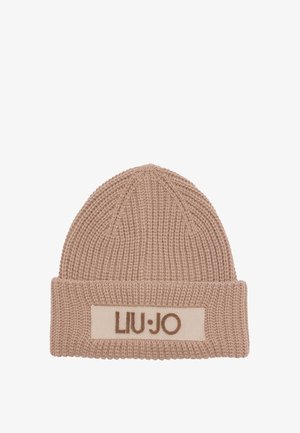 Pletena bež kapa s preklopom, koja ima platnenu oznaku s logom "LIU·JO" u smeđoj boji. Tekstura materijala, topao dizajn.
