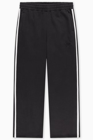 Μαύρο παντελόνι φόρμας με ελαστική μέση, με πλαϊνές τσέπες και λευκές ρίγες κατά μήκος των εξωτερικών ραφών. Κεντημένο λογότυπο στο μπροστινό μέρος.