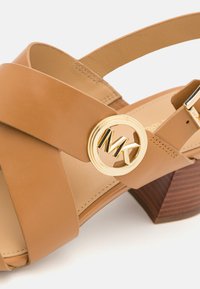 MICHAEL Michael Kors VERA MID - Sandaalit nilkkaremmillä - pale peanut