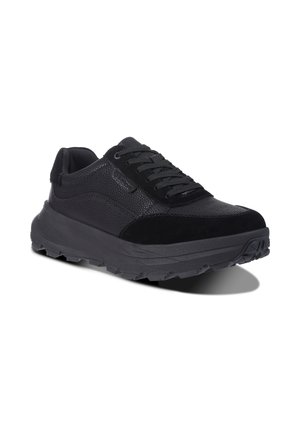 Sneaker nero da uomo con tomaia in pelle testurizzata, suola spessa, chiusura frontale con lacci e battistrada robusto per uso esterno, mostrato su sfondo bianco.