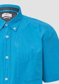 Kurzhärmliges blaues Hemd aus glattem Stoff, mit spitzem Kragen, Knopfleiste, Tasche auf der linken Seite und kontrastierendem Innenkragen.