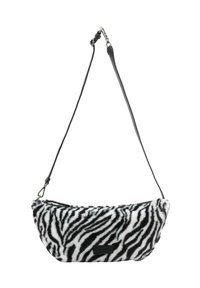 Sac à épaule en imprimé zèbre avec une texture douce en fausse fourrure noire et une bandoulière en cuir noir ajustable. Il possède une fermeture zippée sur le dessus.