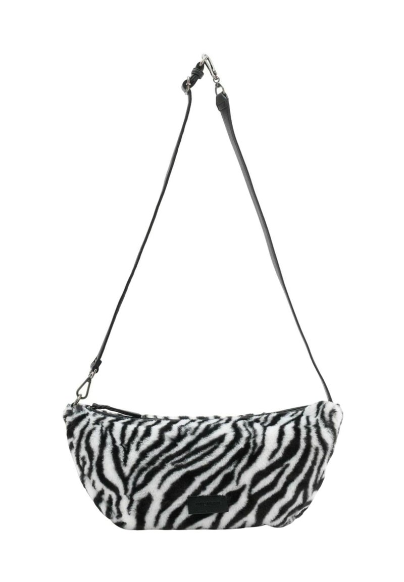 Sac à épaule en imprimé zèbre avec une texture douce en fausse fourrure noire et une bandoulière en cuir noir ajustable. Il possède une fermeture zippée sur le dessus.