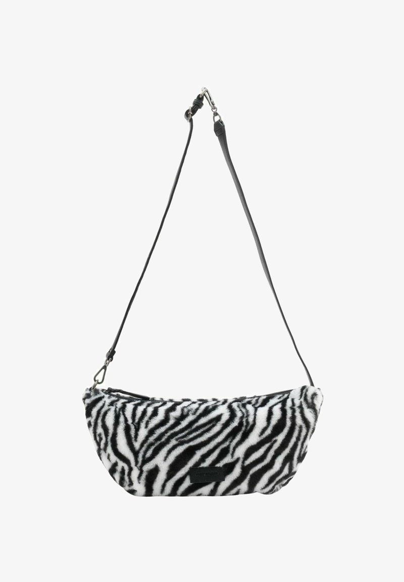 Sac à épaule en imprimé zèbre avec une texture douce en fausse fourrure noire et une bandoulière en cuir noir ajustable. Il possède une fermeture zippée sur le dessus.