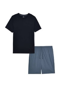 Camiseta negra de manga corta y cuello redondo combinada con pantalones cortos azules de cordón que presentan un pequeño patrón de cruces blancas.