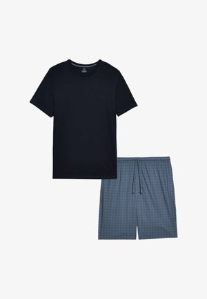 T-shirt nera a maniche corte con collo a giro abbinata a pantaloni corti blu con cordino, caratterizzati da un piccolo motivo a croce bianca.