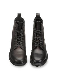Czarne skórzane botki za kostkę z zapięciem na sznurowadła, zaokrąglonym czubkiem i teksturowaną gumową podeszwą zapewniającą przyczepność. Gładkie wykończenie z wzmocnionymi szwami.