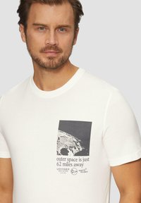 s.Oliver MIT PRINT - T-shirt print - weiß