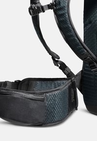 Svart nät ergonomisk ryggsäck med midjebälte, justerbara remmar, texturerad yta och ficka med dragkedja för enkel åtkomst och säker förvaring.