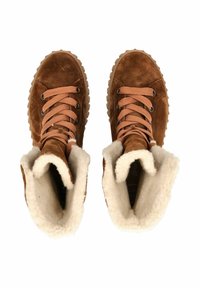 Bottes en suede marron avec des lacets roses et une douce doublure en fourrure blanche. Elles possèdent une semelle en caoutchouc texturée avec un motif pour une meilleure adhérence.