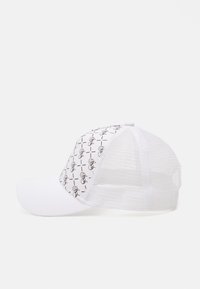Hvid baseballcap med netbag. Fronten har et sort grafisk mønster med cirkulære designs og krydslinjer. Bøjet skygge design.
