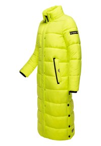 Lang, gewatteerde jas in heldergeel neon, met een hoge kraag, zwarte accenten, knoopsluitingen en een gladde, glanzende textuur.
