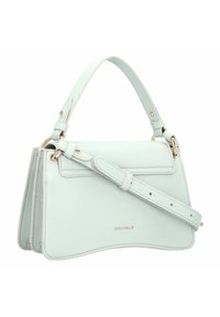 Borsa Coccinelle in verde menta pastello, realizzata in pelle strutturata. Presenta una forma rigida, manico corto e tracolla regolabile. Accenti dorati visibili.