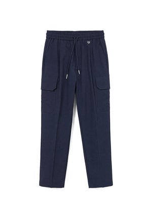 Pantaloni cargo blu navy con vita elastica, coulisse, tasche laterali con patta e design a gamba dritta, stesi su sfondo bianco.