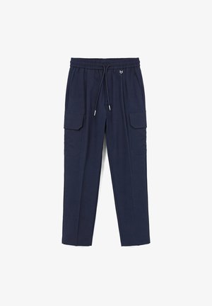Marineblauwe cargobroek met elastische tailleband, trekkoord, zijflapzakken en een rechte pijp, plat gelegd op een witte achtergrond.