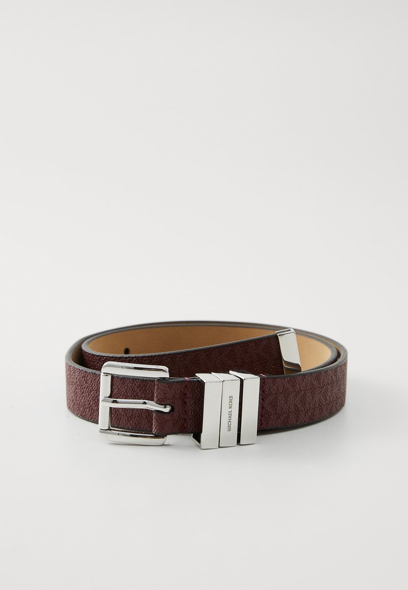 Cinto de couro bordô com superfície texturizada, fivela em metal prateado e comprimento ajustável. Detalhe com logotipo.
