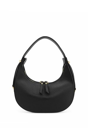 Sac à main en cuir noir texturé en forme de croissant avec une anse supérieure unique et deux tirettes de fermeture éclair au centre supérieur.