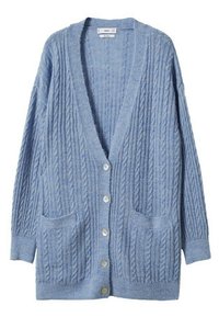 Cardigan bleu clair en maille torsadée avec manches longues, poches avant, fermeture à boutons, et bord-côtes à l'ourlet et aux poignets.