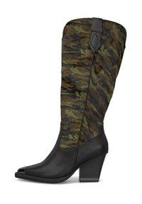 Botas de tobillo negras con un eje textil de estampado camuflaje, punta afilada y tacón cuadrado. Presenta un acabado texturizado y detalle de costura lateral.