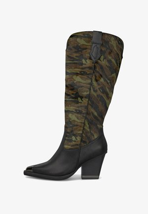 Botas de tobillo negras con un eje textil de estampado camuflaje, punta afilada y tacón cuadrado. Presenta un acabado texturizado y detalle de costura lateral.
