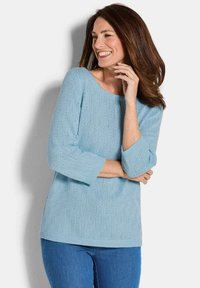 Hellblauer, gestrickter Pullover mit einem Rundhalsausschnitt, Dreiviertelärmel und einem strukturierten Muster. Abgeschlossen mit einem gerippten Saum und Bündchen.
