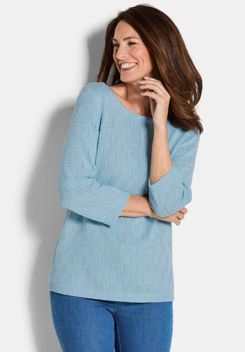 Hellblauer, gestrickter Pullover mit einem Rundhalsausschnitt, Dreiviertelärmel und einem strukturierten Muster. Abgeschlossen mit einem gerippten Saum und Bündchen.