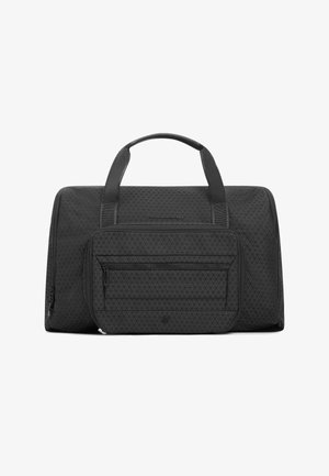 Bolsa de viaje negra con textura, dos asas, un gran bolsillo frontal con cremallera y un sutil logo de la marca en el centro delantero.